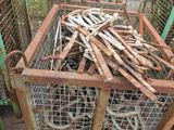 de nombreux morceaux de bois dans une cage posée au sol