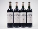 trois bouteilles de vin rouge sont alignées sur une surface blanche