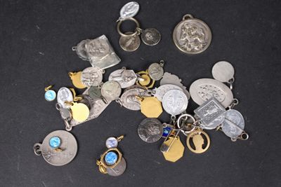 un tas de pièces d'argent et d'or posées sur une surface noire