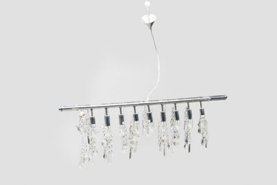un lustre suspendu au plafond d'une pièce