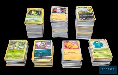 tout un tas de cartes Pokémon empilées les unes sur les autres