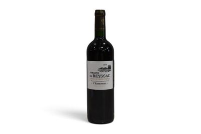 la bouteille de vin rouge est posée sur une surface blanche