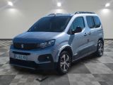 La nouvelle camionnette Citroën est garée sur un sol à damier.