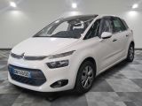 une citrole blanche garee sur un plancher en damier dans un garage