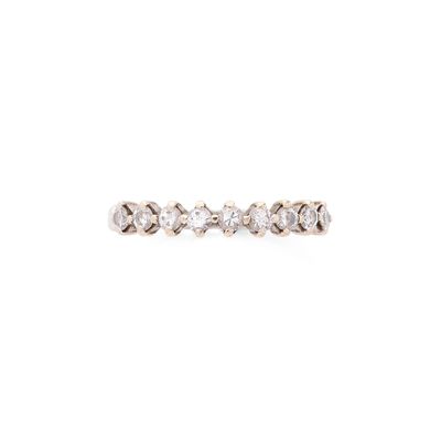 une image d'une bague en diamant sur fond blanc