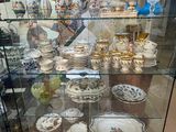 une vitrine remplie de vases de toutes sortes