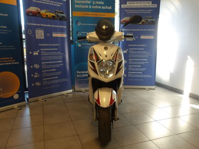 un scooter garé dans un showroom