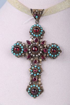 gros plan d'un collier avec une croix sur un mannequin
