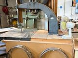 une machine posée sur une table dans un atelier