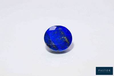 une pierre de lapis-lazuli bleue sur un fond blanc