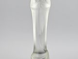 une image représentant une figurine en verre posée sur un socle noir