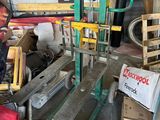 un homme qui travaille sur une machine dans un garage