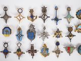 une image représentant un assortiment de badges de différents types sur un fond blanc