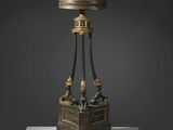 l'image d'une table sur laquelle est posée une lampe