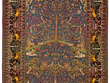 un tapis bleu et rouge orné d'un arbre de vie