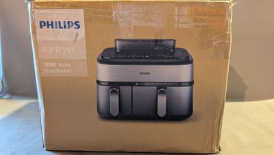 une boîte sur laquelle figure l'image d'une petite friteuse à air chaud