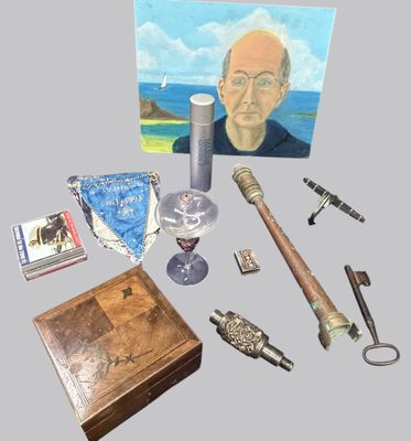 un tableau représentant un homme portant des lunettes et d'autres objets posés sur une table