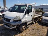 un camion blanc garé dans un parking
