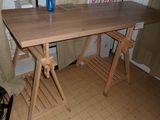 une table en bois sur laquelle se trouve un vase bleu