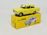 une petite voiture jaune posée sur une boîte jaune, sur une surface blanche