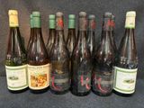 plusieurs bouteilles de vin sont alignées sur une table