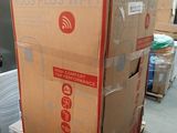 un grand carton posé sur une palette dans un entrepôt