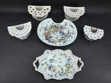 plusieurs pièces de porcelaine bleue et blanche sur un fond noir