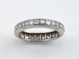 gros plan d'une bague en diamant sur fond blanc