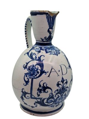 un vase bleu et blanc avec une anse sur fond blanc