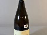 une bouteille de vin posée sur une table