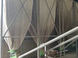 une photo d'un grand bâtiment avec de nombreuses fenêtres