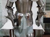 une statue représentant un homme en armure