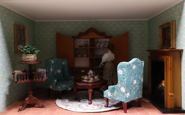 Diorama. Composition miniature, dans une vitrine en bois, vitre e...