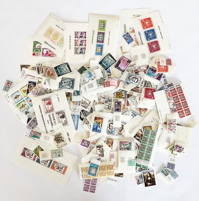 une pile de timbres-poste posés sur une surface blanche