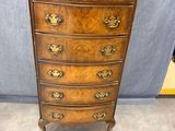 une commode ancienne en bois avec des poignées en laiton