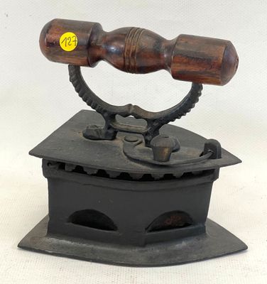 un fer noir muni d'un manche en bois et d'un manche en bois