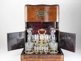 une mallette en bois contenant plusieurs verres