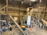 une image représentant une usine avec un tapis roulant au milieu