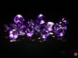 gemmes d'améthorate violettes sur fond noir