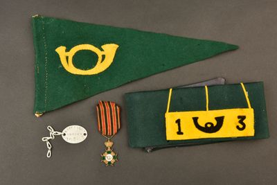 deux fanions et une médaille posés sur une table