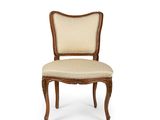 le dossier d'une chaise dont l'assise est recouverte de tissu beige