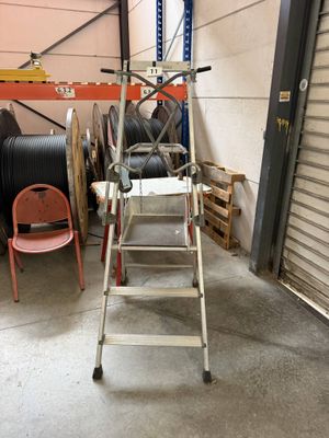 une image représentant une pièce avec une échelle et une chaise