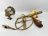 un petit objet en laiton contenant une boussole et d'autres objets