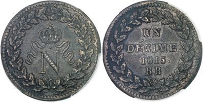 Gros plan sur une pièce de monnaie ornée d'une couronne