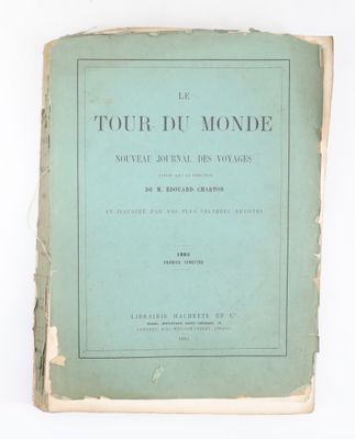 un vieux livre à la couverture verte posé sur une table blanche