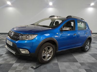 la dacia bleue est garée sur un carrelage à carreaux