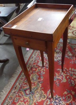 une petite table en bois surmontée d'un tiroir