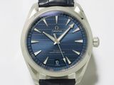 gros plan d'une montre-bracelet avec un cadran bleu