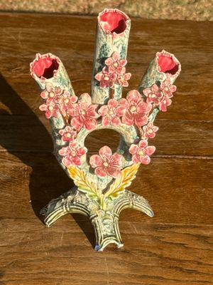 un vase orné de fleurs, posé sur une table en bois