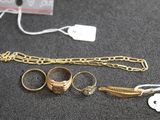 beaucoup de bagues et de bracelets en or posés sur une table